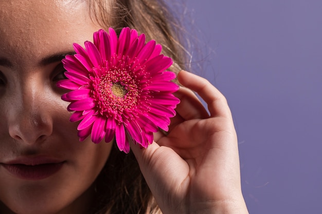 Primer plano de flor en manos de mujer y copia espacio