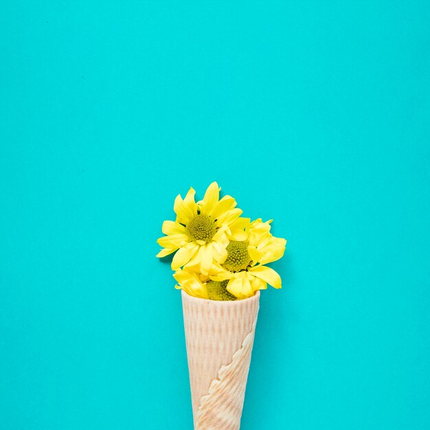 Primer plano de flores amarillas en cono de waffle