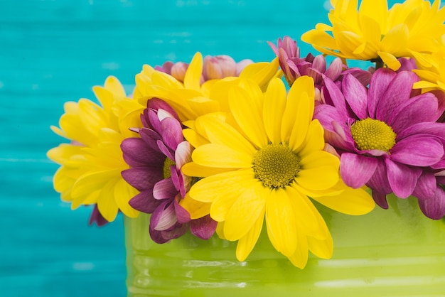 Foto gratuita primer plano de flores amarillas y moradas decorativas