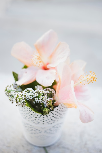 Primer plano de flores bonitas con macetero blanco