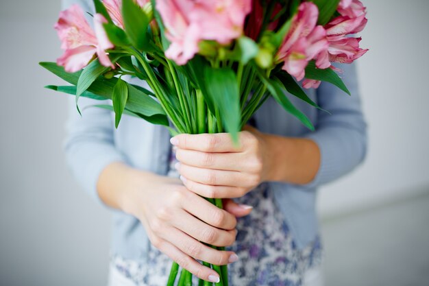 Primer plano de florista sujetando un ramo de flores