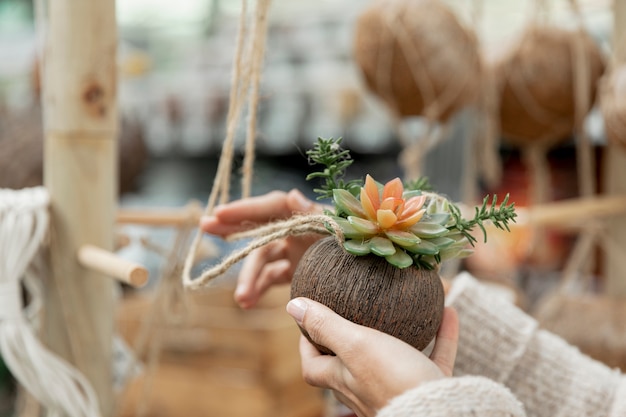 Foto gratuita primer plano de floristería haciendo arreglos en interiores