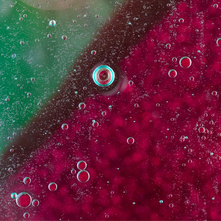 Foto gratuito primer plano de fondo de gota de agua con superficie roja y verde