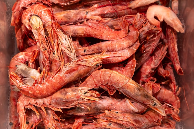 Foto gratuita primer plano de una foto de mariscos de camarones en el supermercado