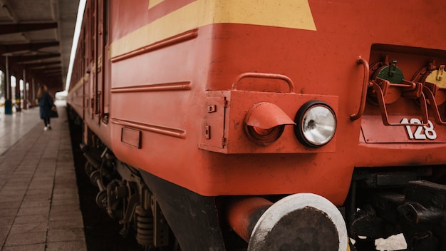 Primer plano frente a un tren en una estación de tren