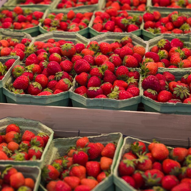 Primer plano de fresas maduras en la vitrina