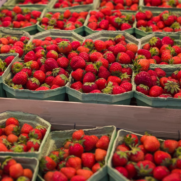 Primer plano de fresas maduras en la vitrina