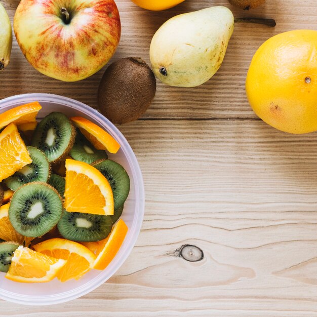 Primer plano de frutas y ensalada