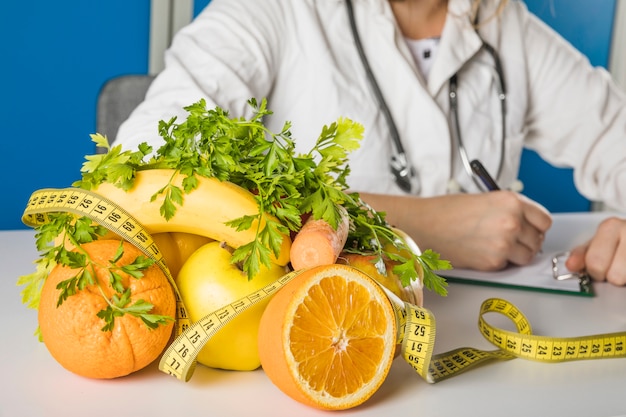 Foto gratuita primer plano de frutas frescas en la clínica de dietistas