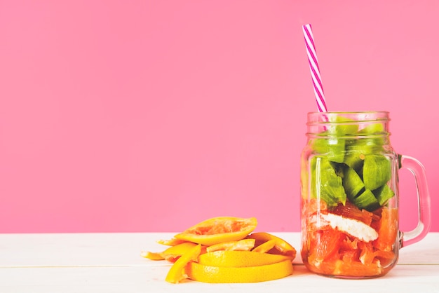 Primer plano de frutas frescas en el vaso en la mesa de madera