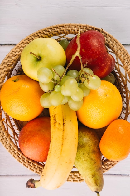 Foto gratuita primer plano de frutas en un tazón trenzado