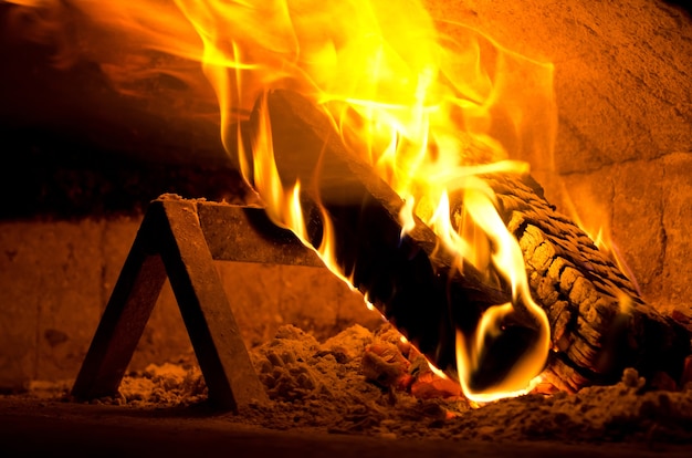 Primer plano de fuego dentro de un horno de pizza en Italia