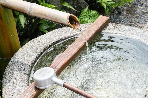 Foto gratuita primer plano de una fuente de bambú japonesa