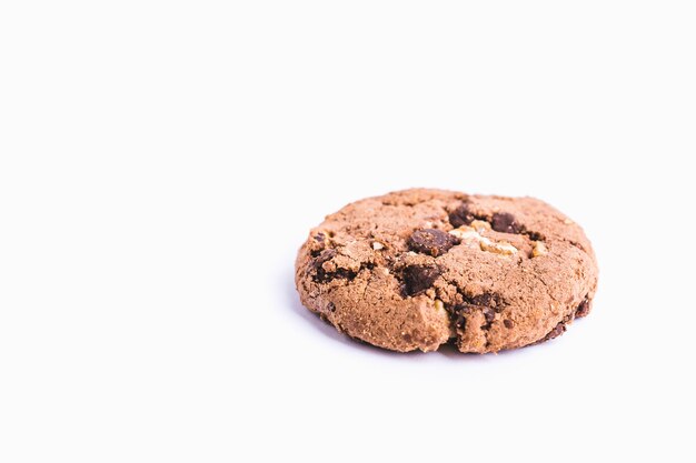 Primer plano de una galleta con chispas de chocolate aislado sobre un fondo blanco.