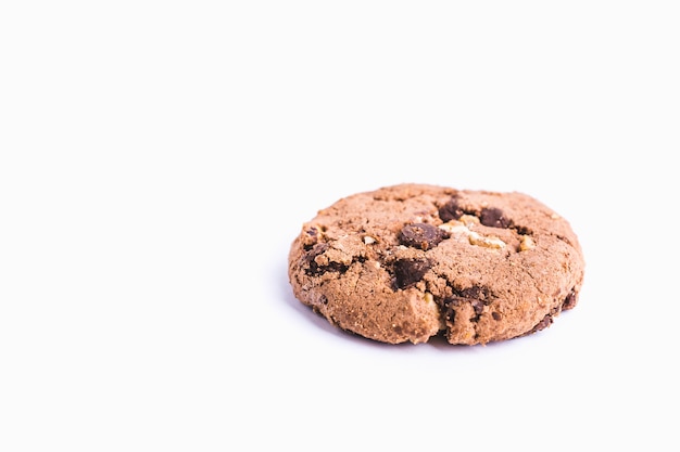 Primer plano de una galleta con chispas de chocolate aislado sobre un fondo blanco.