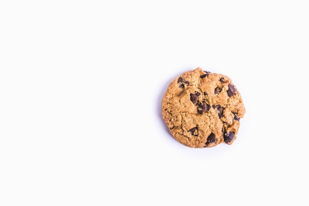 Primer plano de una galleta con chispas de chocolate aislado