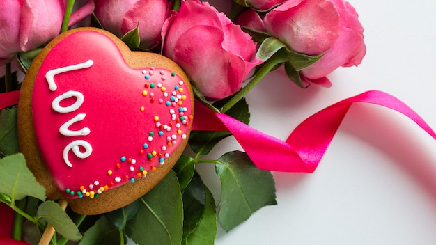 Foto gratuita primer plano de galleta en forma de corazón en rosas