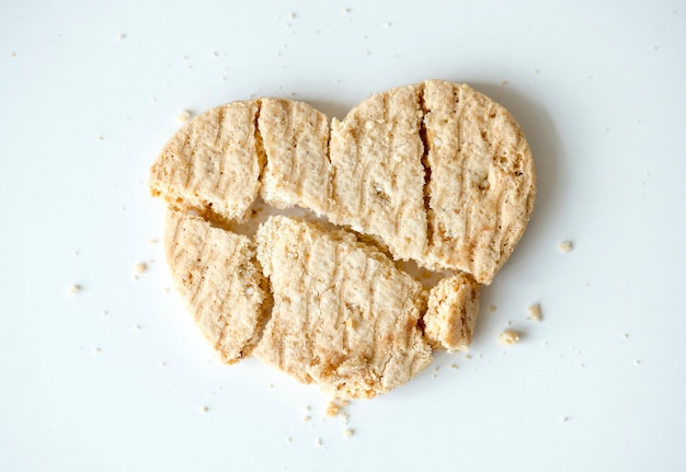 Primer plano de una galleta en forma de corazón roto