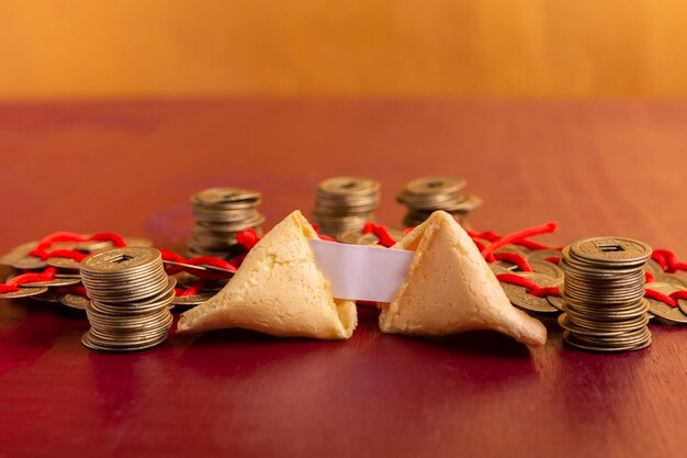 Primer plano de la galleta de la fortuna del año nuevo chino con monedas