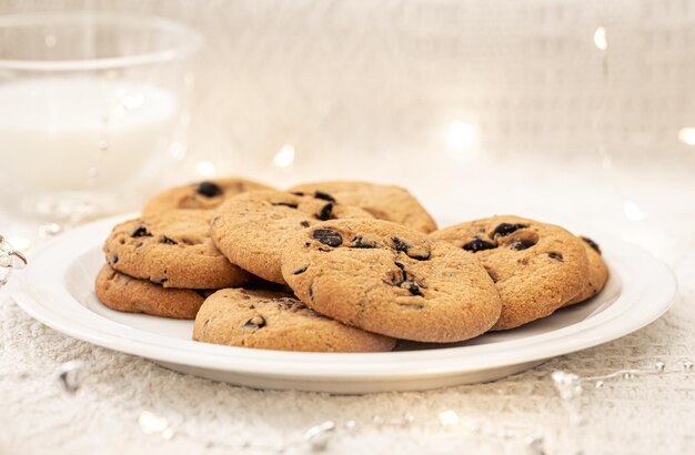 Foto gratuita primer plano de galletas con chips de chocolate y vaso de leche