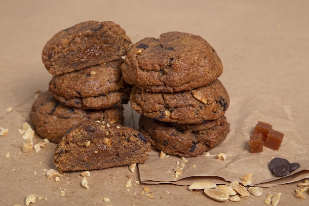 Primer plano de galletas de chocolate uno al lado del otro