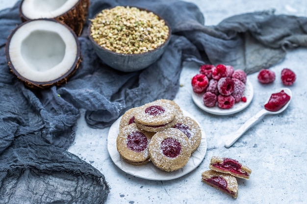 Foto gratuita primer plano de galletas crudas veganas con coco y frambuesas