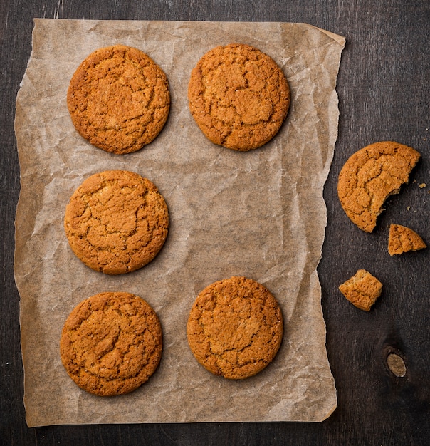 Primer plano de galletas recién horneadas