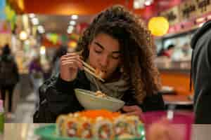 Foto gratuita un primer plano de la gente comiendo sushi.