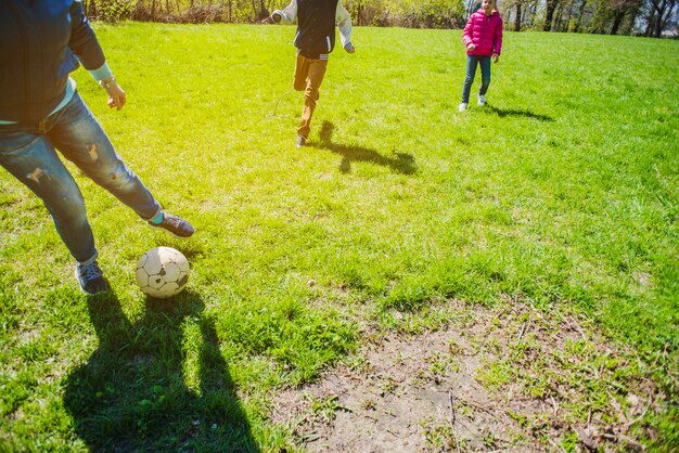 Foto gratuita primer plano de gente jugando con un balón