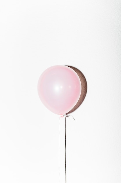 Primer plano de globo rosa con sombra aislado sobre fondo blanco