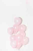 Foto gratuita primer plano de globos de color rosa sobre fondo blanco