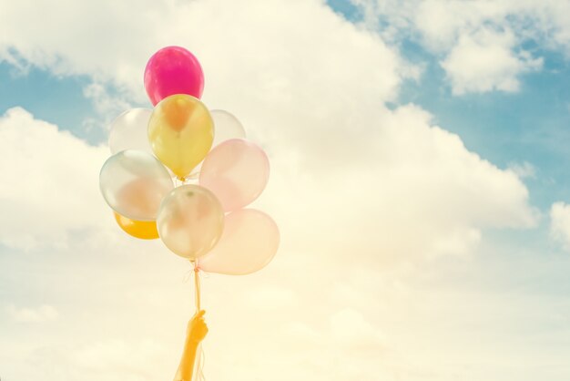 Primer plano de globos de colores con el cielo de fondo