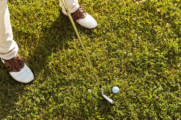 Primer plano de golfista masculino golpeando