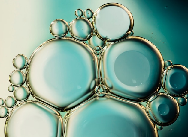Primer plano de gotas de aceite sobre un fondo abstracto de superficie de agua