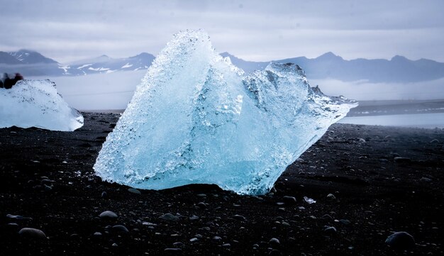 Primer plano de un gran trozo de hielo