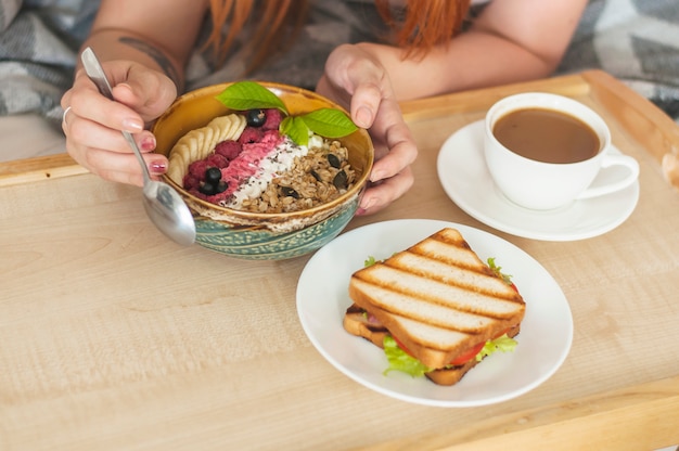 Foto gratuita primer plano de granola casera deliciosa saludable en bandeja de madera