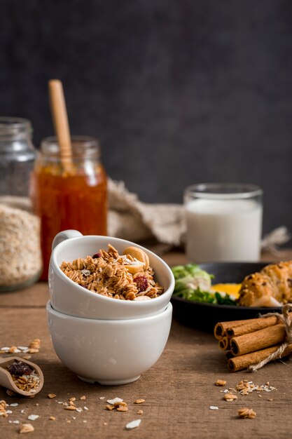 Primer plano de granola orgánica con miel