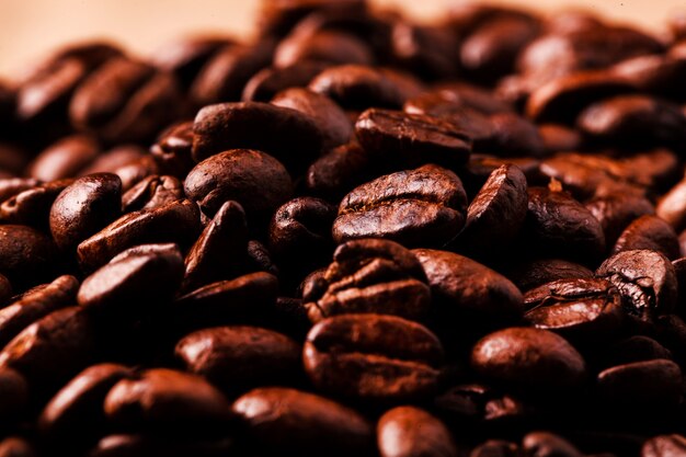 Primer plano de granos de café marrón