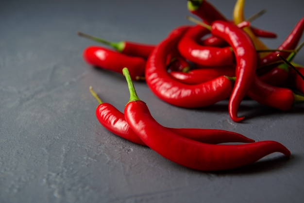 Foto gratuita primer plano de guindillas rojas