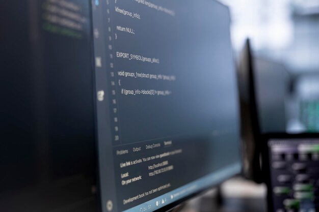Primer plano de un guión binario que se ejecuta en monitores de PC