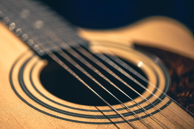 Foto gratuita primer plano de guitarra y cuerdas con poca profundidad de campo enfoque suave