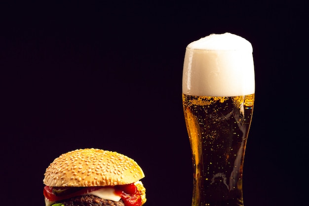 Primer plano de hamburguesa y cerveza