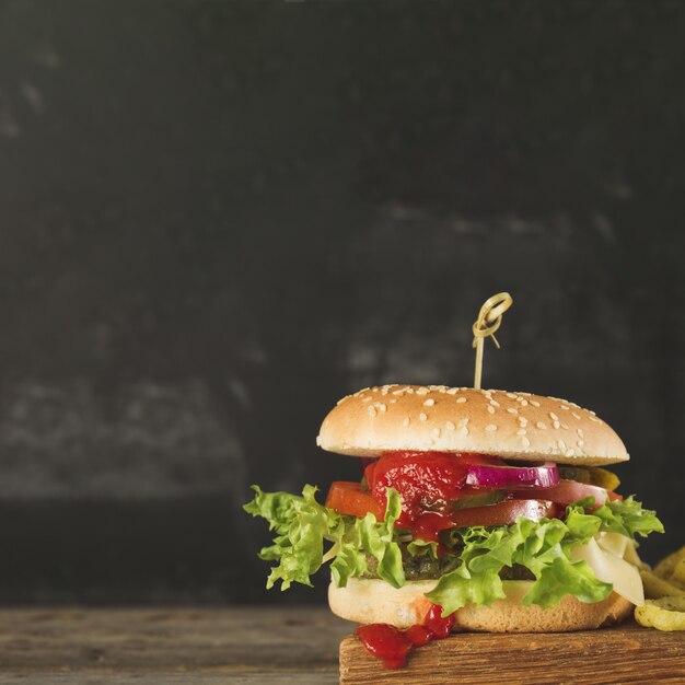 Primer plano de hamburguesa sabrosa con salsa de tomate y lechuga