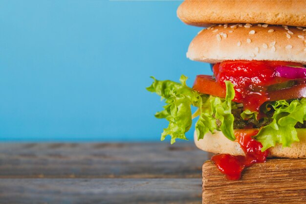 Primer plano de hamburguesa sabrosa con salsa de tomate