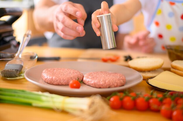 Primer plano de hamburguesas de carne y verduras