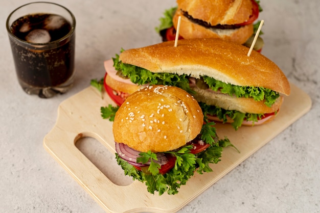 Primer plano de hamburguesas y sandwich