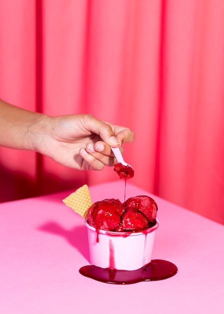 Primer plano de helado con cobertura