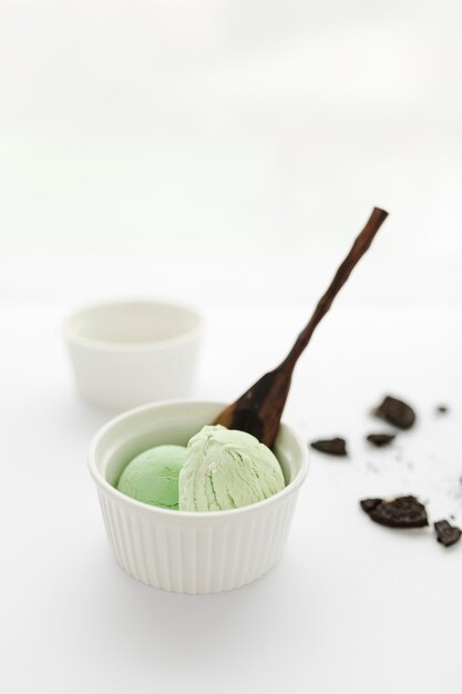 Primer plano de helado con galleta