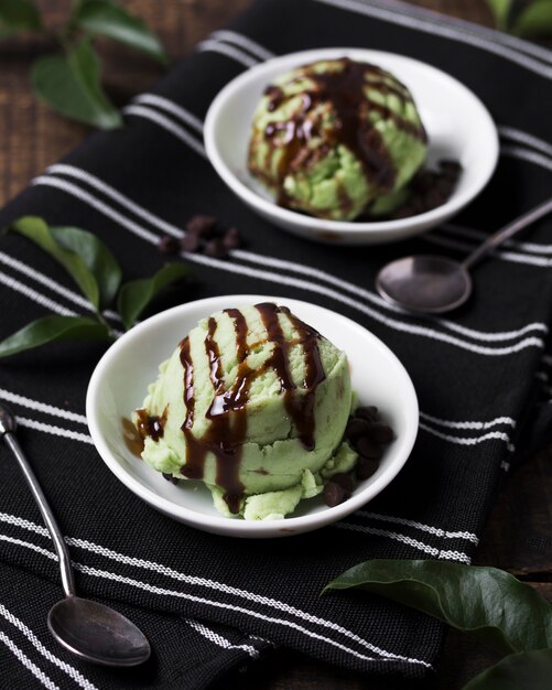 Primer plano de helado de pistacho con cobertura de chocolate