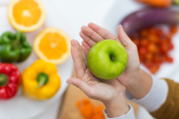 Primer plano, hembra, Manos, tenencia, verde, manzana